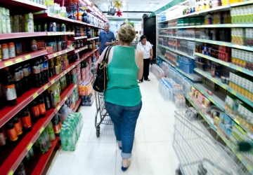 Intenção de consumo de famílias fica menor em fevereiro, diz CNC